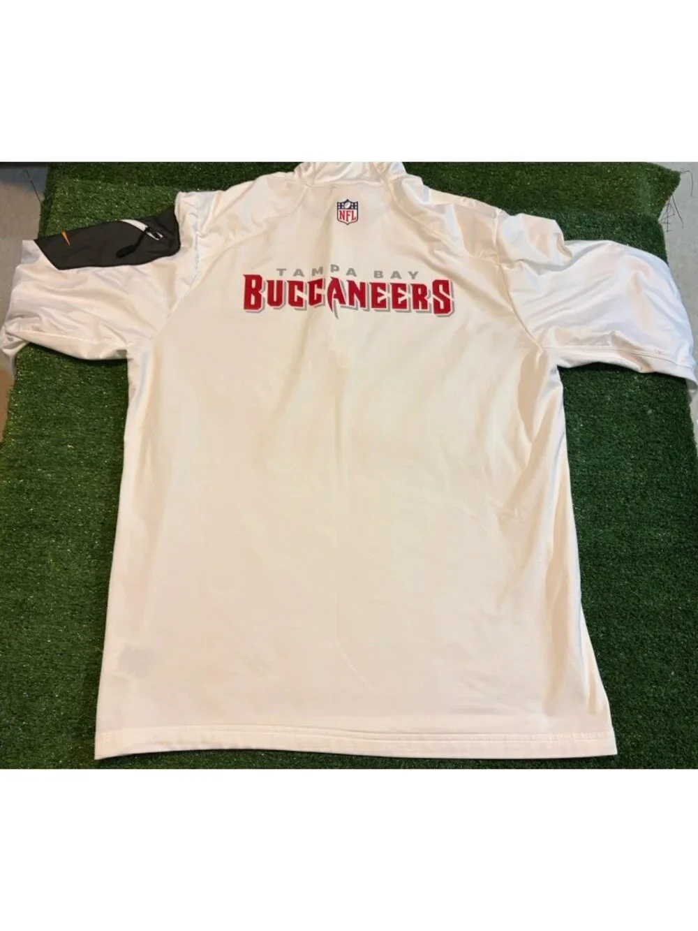 Tampa Bay Buccaneers 1/4 zip mens large white nike dri fit pullover long sleeve